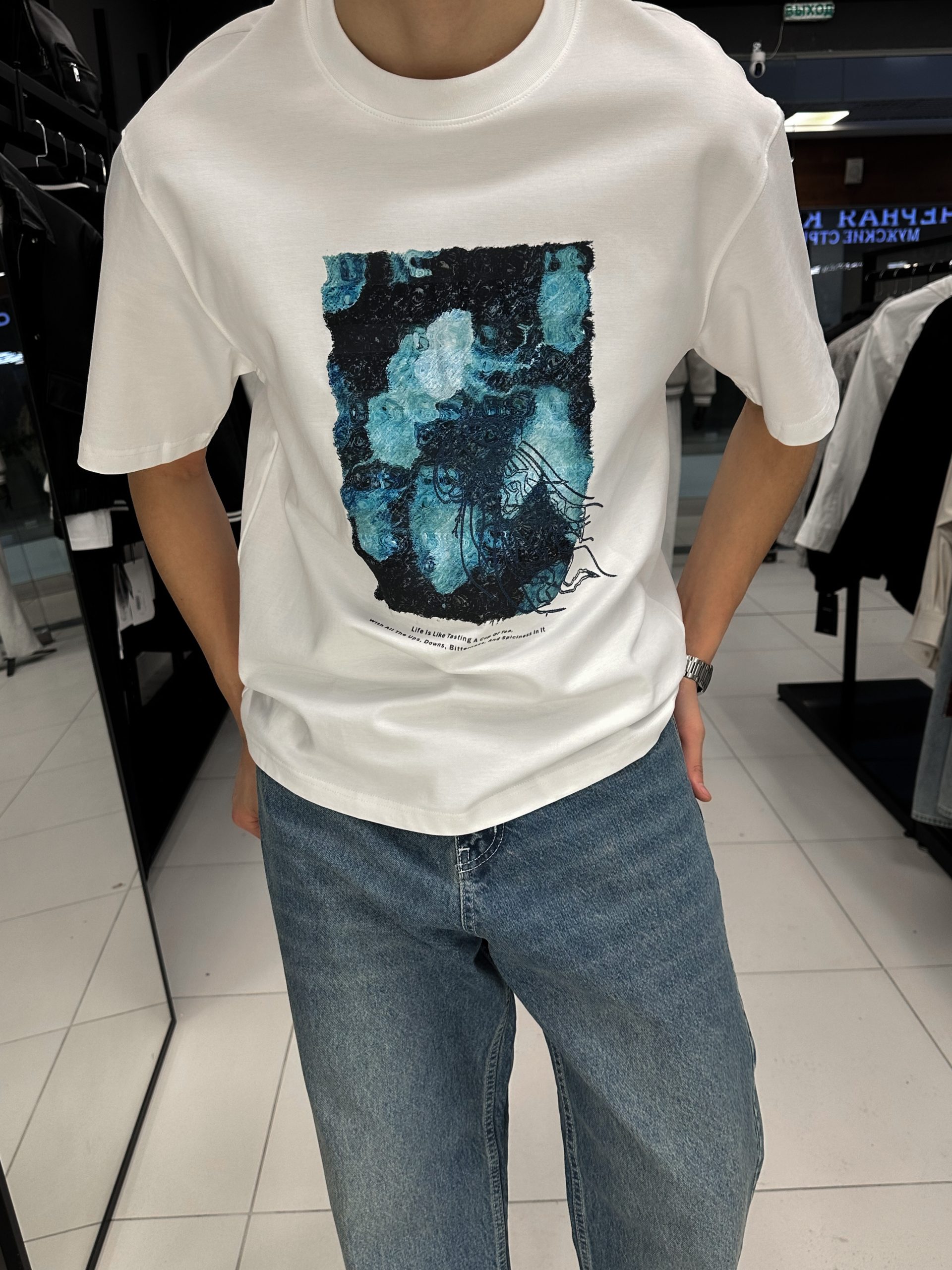 Белая футболка Qwentiny