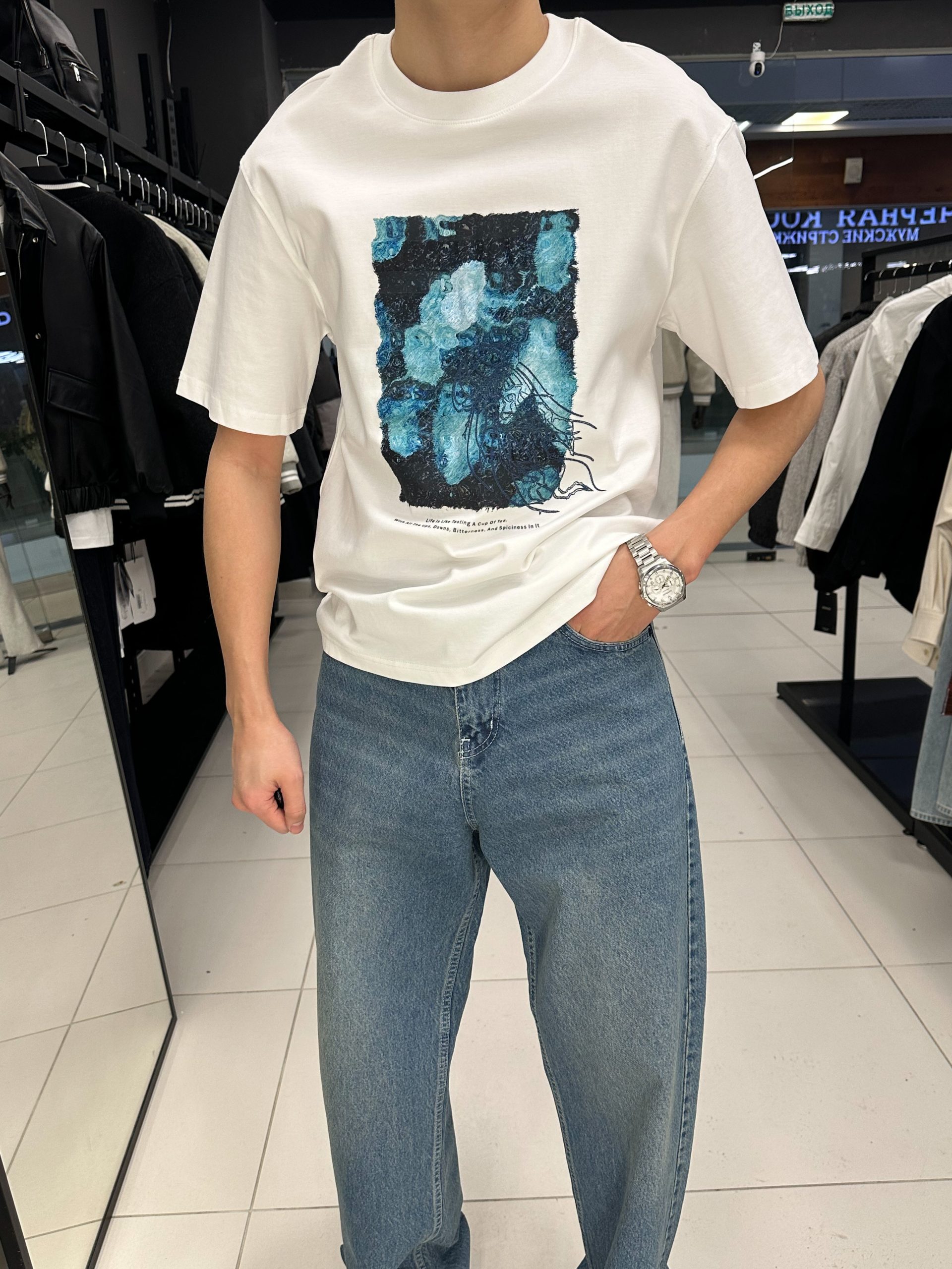 Белая футболка Qwentiny