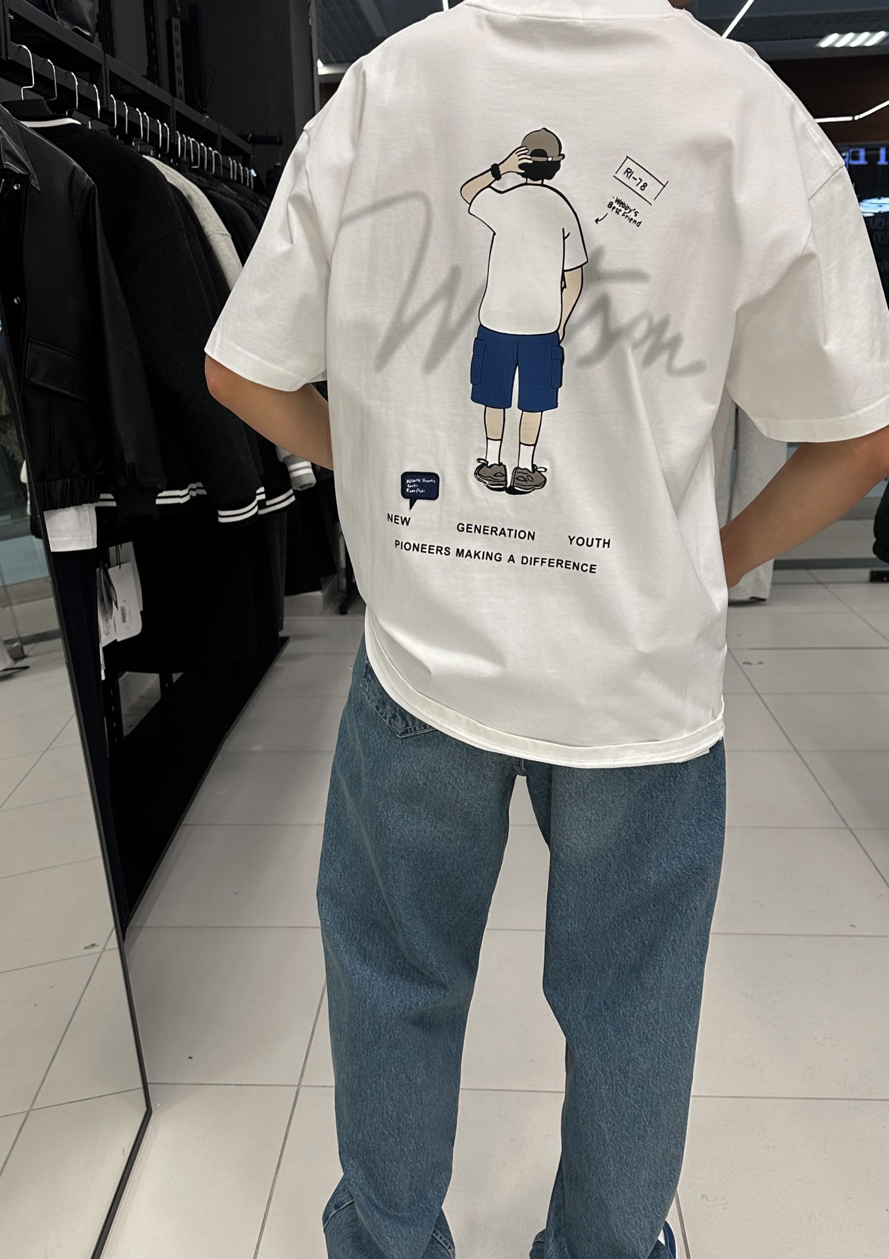 Белая футболка Qwentiny