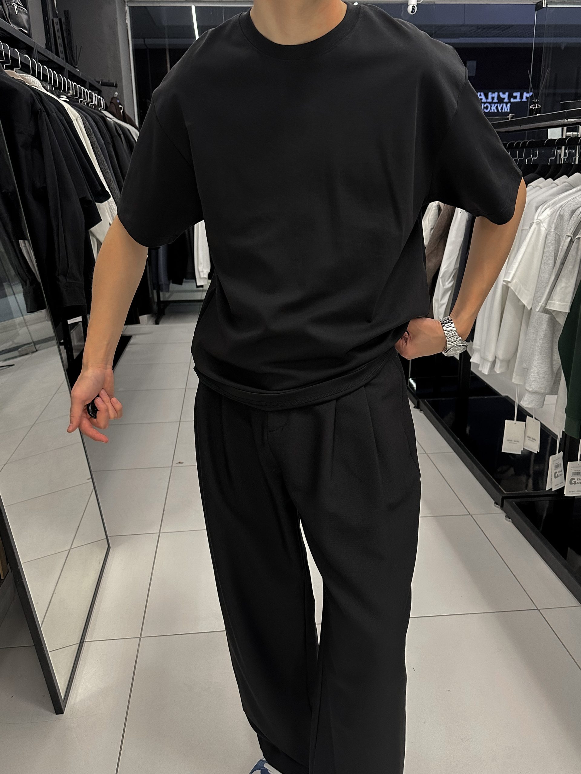 Черная базовая футболка lankins