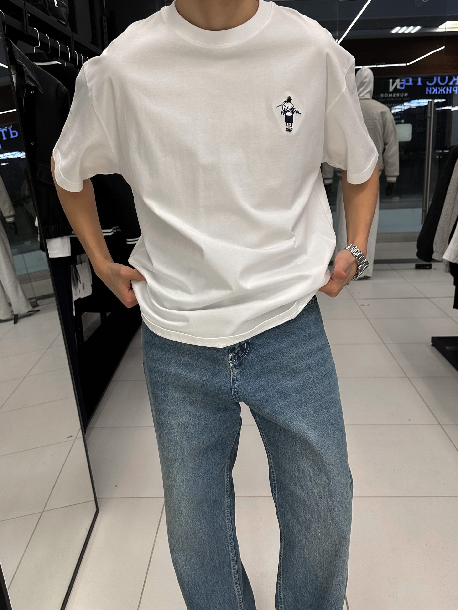 Белая футболка Qwentiny