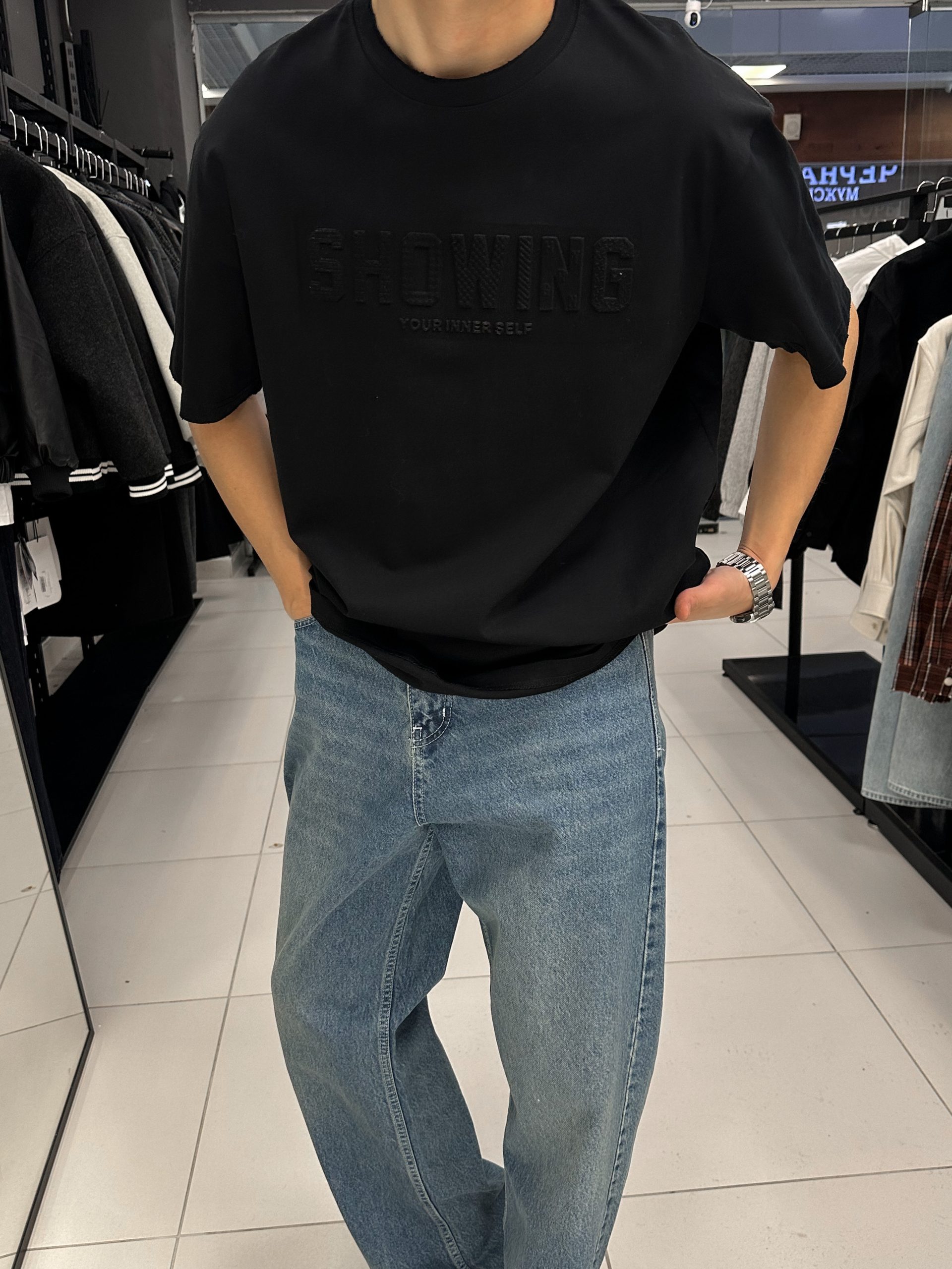 Черная футболка QWENTINY STUDIO